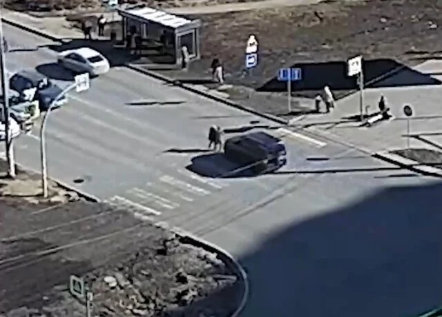  В Челябинске женщина и ребенок перебегали дорогу и попали под колеса внедорожника