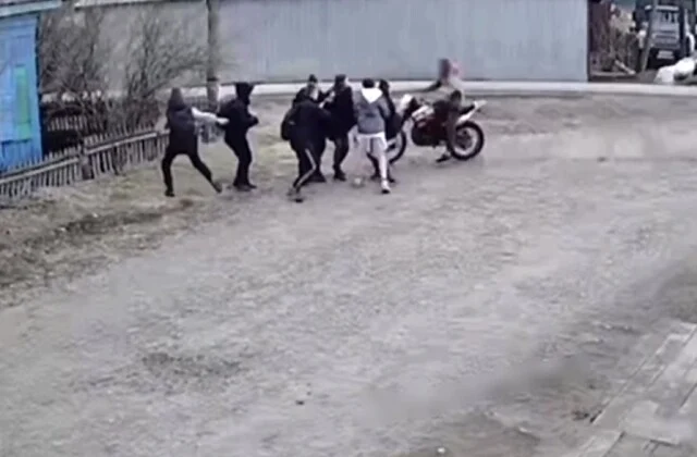  В Иркутской области пьяный мотоциклист сбил подростков на обочине