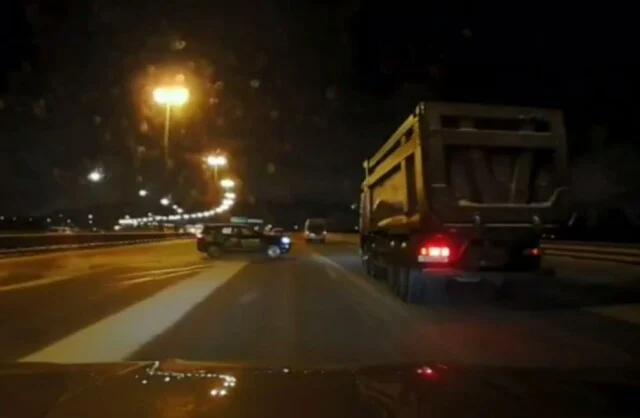  &laquo;Не справился с управлением&raquo;: кроссовер столкнулся с попутным грузовиком на КАД