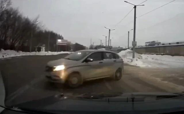  &laquo;Чудом ушел от удара&raquo;: водитель &laquo;Лады&raquo; едва не спровоцировал ДТП в Кирове