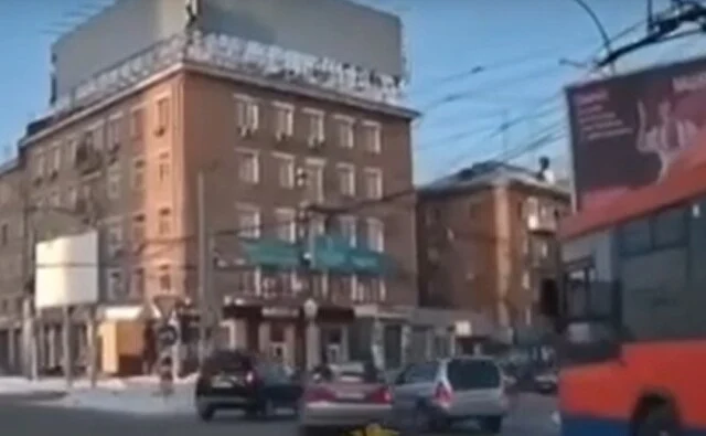  ДТП на площади Карла Маркса в Новосибирске: Subaru вылетел справа и столкнулся с Renault Duster