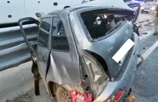  &laquo;Потерял сознание за рулем&raquo;: в Казани неуправляемая фура въехала в машину с семьёй и вылетела в 