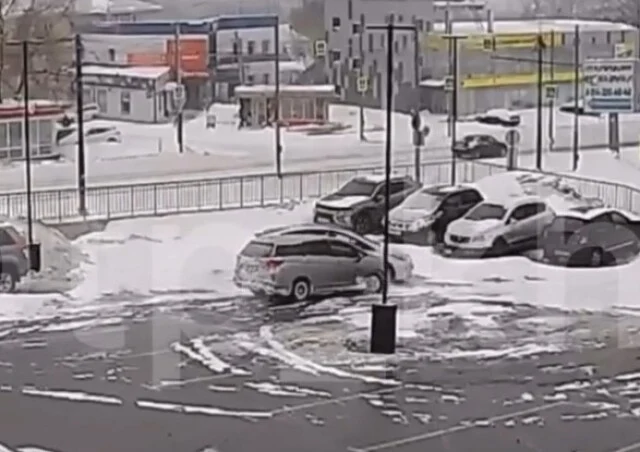  Несколько курьезных аварий произошли на парковке в Хабаровске