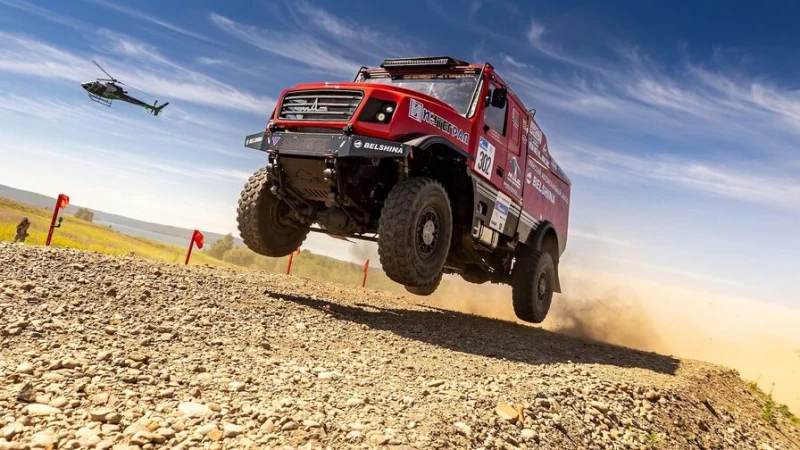 МАЗ проехал 140 км с поврежденным колесом на 4-м этапе &laquo;Шелкового пути&raquo;. Фото