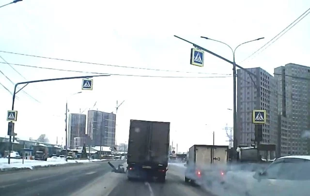  В Москве водитель фургона не успел остановиться и сбил двоих пешеходов