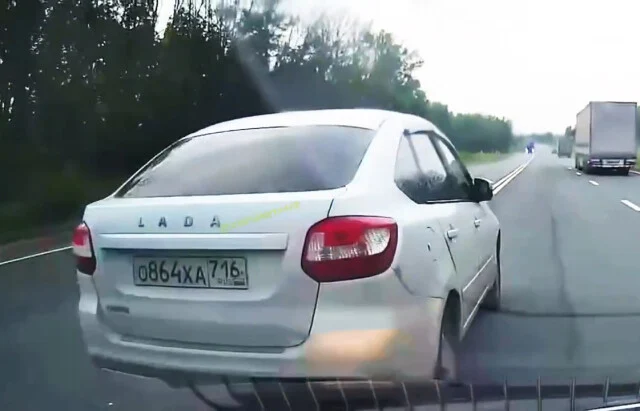  В Чувашии водитель &laquo;Гранты&raquo; выехал на встречную и едва не столкнулся лоб в лоб с КамАЗом