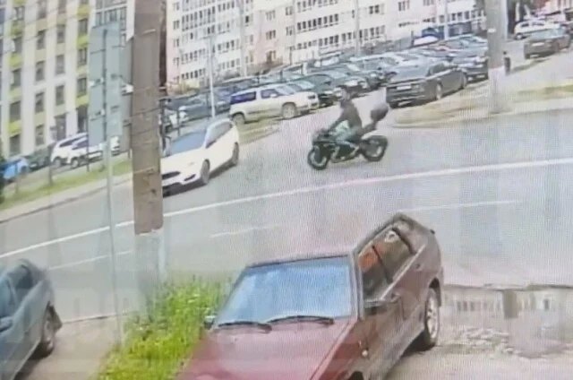  В Кирове девушка на &laquo;Форде&raquo; выезжала со двора и столкнулась с мотоциклом