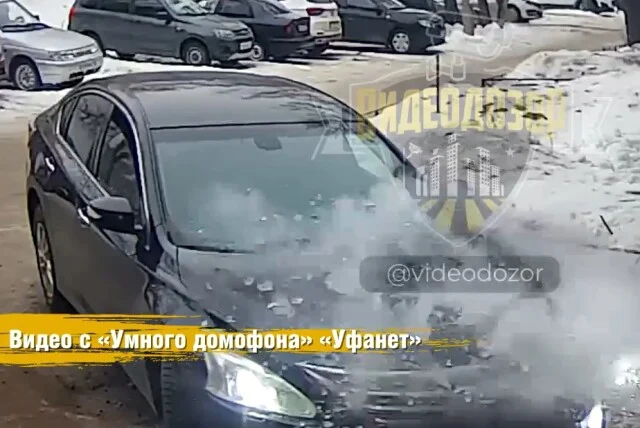  &laquo;Хотел высадить ребенка&raquo;: глыба льда упала на автомобиль в Стерлитамаке
