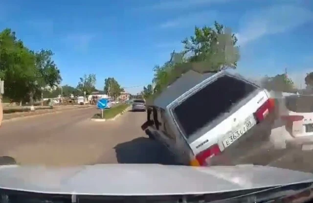  ДТП в Элисте: водитель &laquo;Лады&raquo; пытался протиснуться между двумя автомобилями