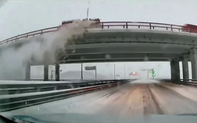  Попал под &laquo;снежный обстрел&raquo;: в Татарстане снегоуборщики сбрасывали ледяную кашу на проезжающие м