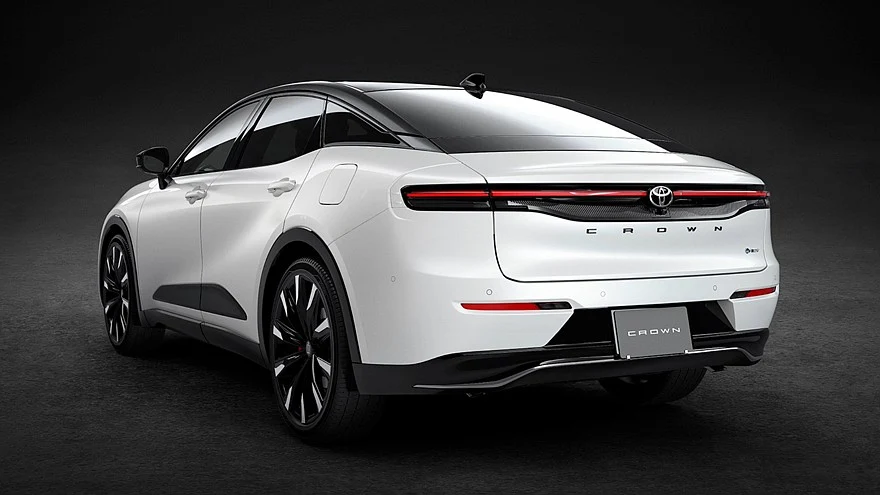 На фото: прототип обновленного седана Toyota Crown Crossover