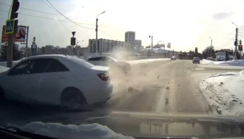 В Уфе водитель седана проехал перекресток на красный и столкнулся с кроссовером