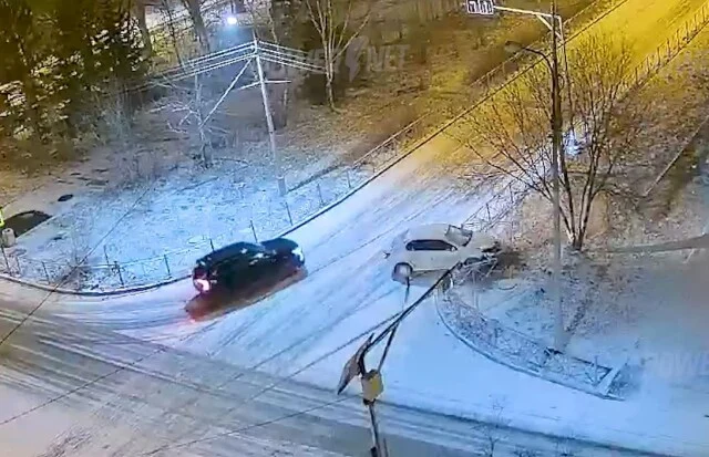  В Волжском водитель легковушки не справился с управлением и врезался в ограждение