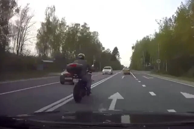  Мотоцикл столкнулся с автомобилем на Дмитровском шоссе в Подмосковье