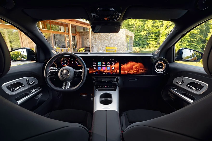 На фото: салон Mercedes-Benz GLA