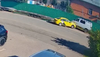  В Клину пьяный таксист врезался в припаркованный &laquo;Соболь&raquo;