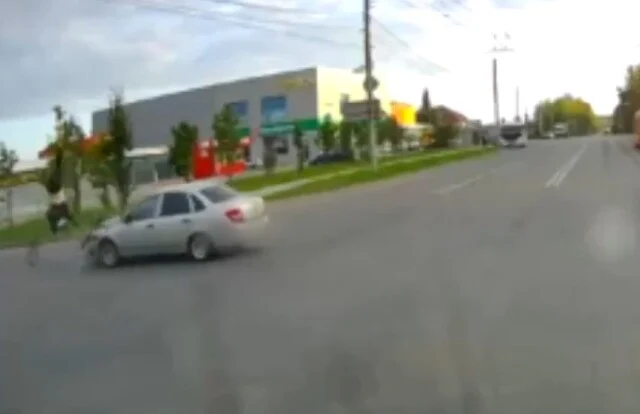  В Калуге водитель &laquo;Гранты&raquo; поворачивал налево и подбил мотоциклиста