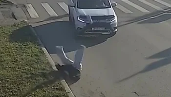  В Красноярске женщина на внедорожнике на пешеходном переходе сбила самокатчика