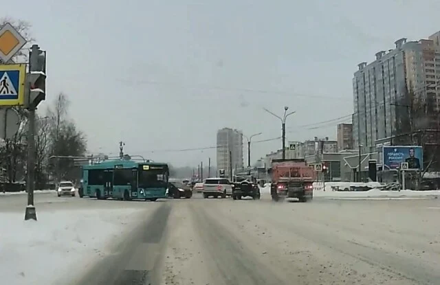  Несколько автомобилей столкнулись на Выборгском шоссе в Петербурге