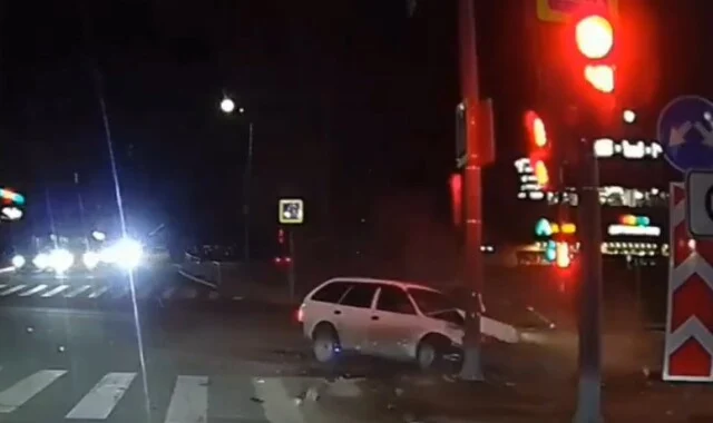 Автомобиль врезался в столб в результате ДТП на перекрестке в Иркутске