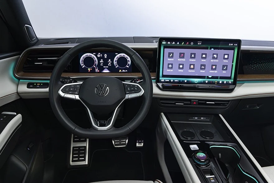 На фото: салон Volkswagen Atlas второго поколения