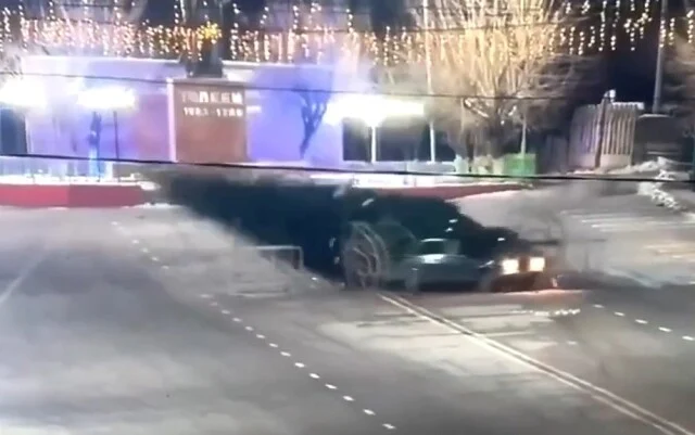  В Казахстане дрифтёр на &laquo;Жигулях&raquo; снёс городскую ёлку и скрылся