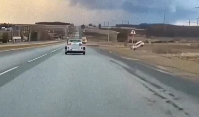  В Чувашии водитель кроссовера пытался опередить поток машин по обочине и вылетел в кювет