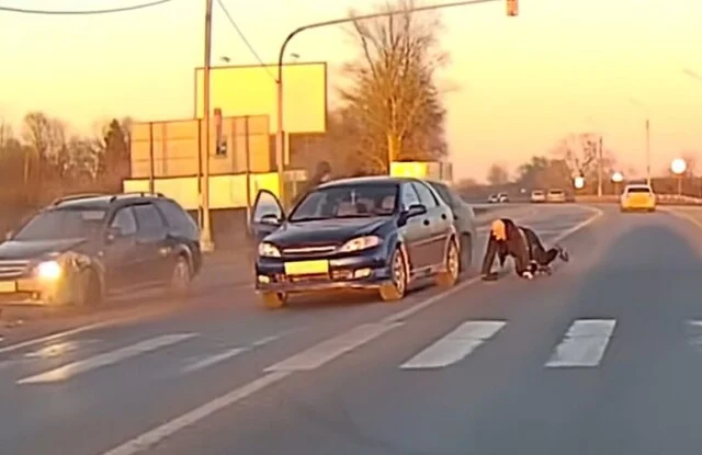  В Великом Новгороде Chevrolet Lacetti столкнулся со стоящими на светофоре автомобилями