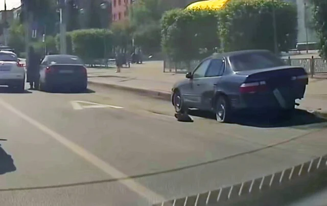  &laquo;Пытался увернуться&raquo;: &laquo;Лексус&raquo; врезался в стоящий автомобиль на Красном проспекте в Новосибирске