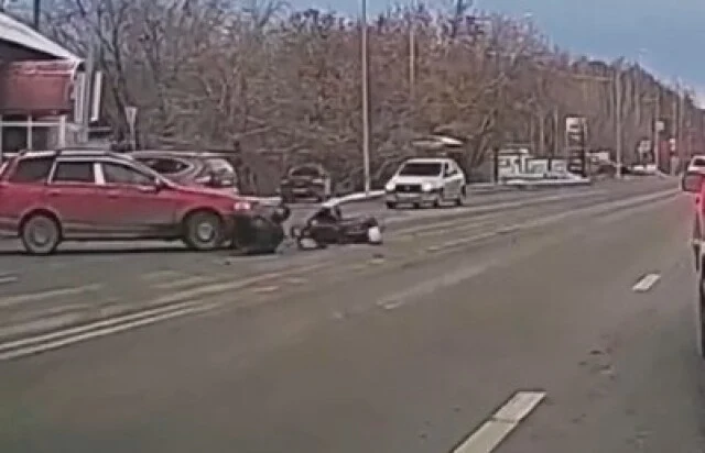  Автомобиль и мопед столкнулись на Ветеранов Труда в Тюмени