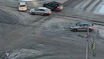  В Красноярске водитель кроссовера проехал на красный, столкнулся с автомобилем и скрылся