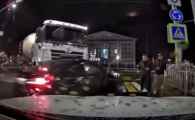  Момент ДТП в Мариуполе: грузовик смял легковушку, которую отбросило на пешеходов
