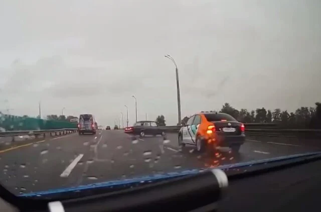  Каршеринговый автомобиль подрезал &laquo;Жигули&raquo; на Минской МКАД