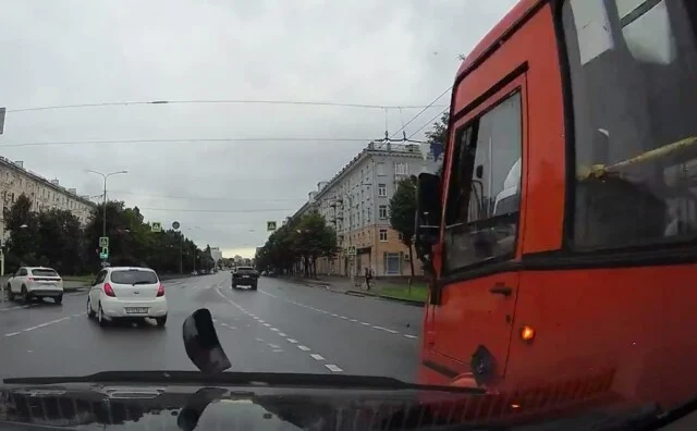  Сдавал сдачу? Водитель маршрутки оторвал зеркало автомобилю в Иванове