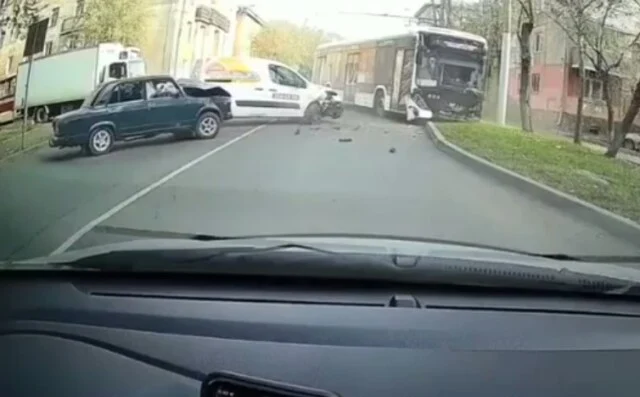  Два легковых автомобиля и электробус столкнулись на перекрестке в Красноярске