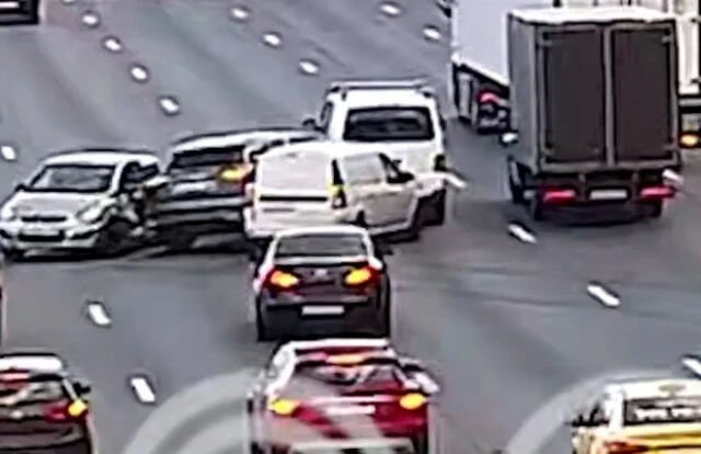  В объектив камер попал момент массового ДТП на МКАД