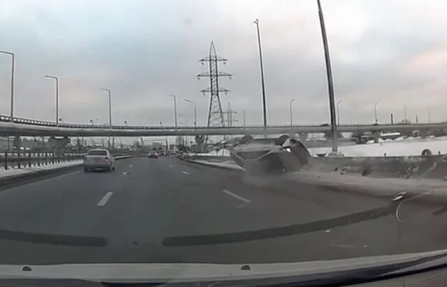  Такси наехало на ограждение и перевернулось на Витебском проспекте в Санкт-Петербурге