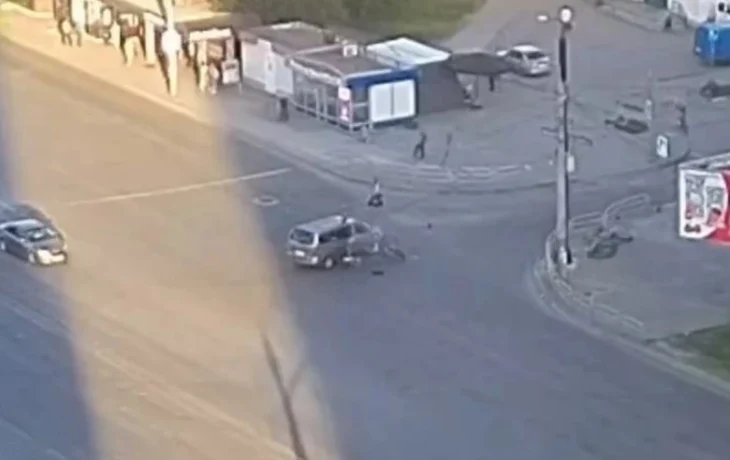  Автомобиль и мотоцикл столкнулись на перекрестке в Челябинске