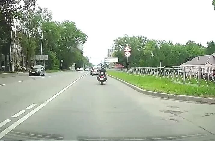  &laquo;Не выдержал безопасную дистанцию&raquo;: мотоцикл и легковой автомобиль столкнулись в Череповце