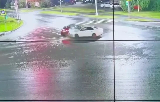  Момент ДТП в Чебоксарах: водитель Kia не уступил дорогу &laquo;Шкоде&raquo; с пьяным подростком за рулем