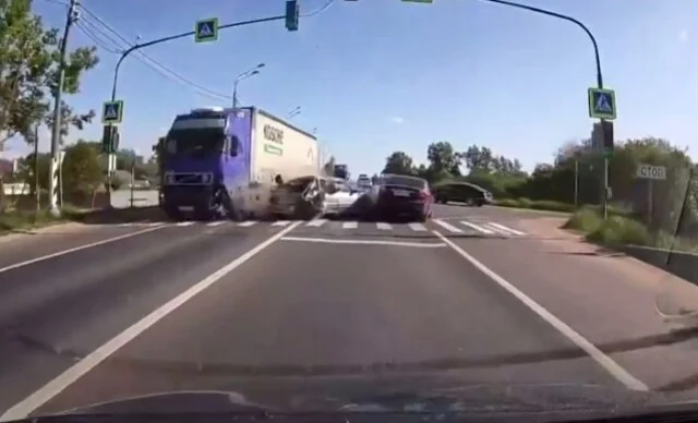  Момент ДТП в Вышнем Волочке: фура вытолкнула &laquo;Ладу&raquo; под встречную иномарку