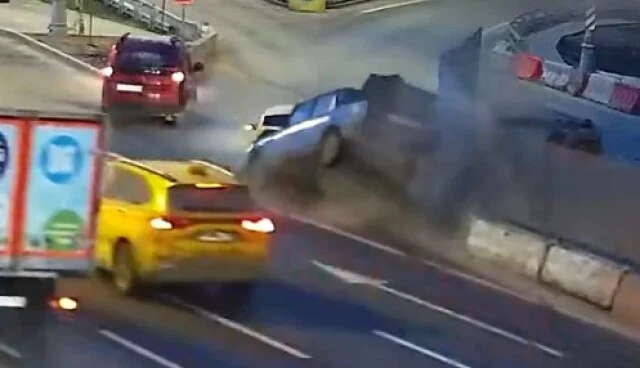  На МКАД водитель &laquo;Жигулей&raquo; не смог объехать препятствие в левой полосе и попал в ДТП