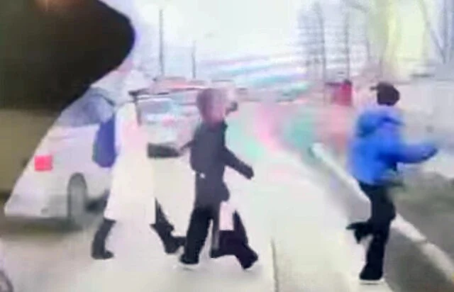  В Иркутске подростки перебегали дорогу на красный и попали под машину