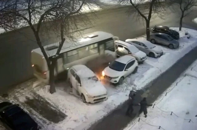  &laquo;У водителя случился эпилептический припадок&raquo;: в Самаре автобус врезался в четыре припаркованных