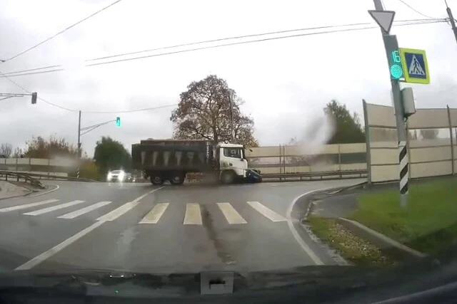  В Орле грузовик проехал на красный и протаранил легковой автомобиль