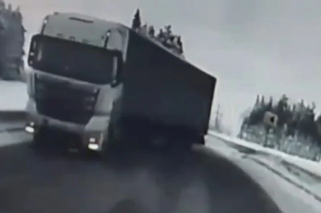  &laquo;Водитель автобуса ушел от столкновения&raquo;: фуру занесло на повороте в Кировской области