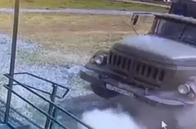  В башкирском селе пьяный водитель на грузовике врезался в здание новой больницы и сбежал с места