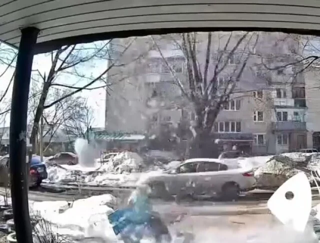  В Семёнове пожилая женщина едва не погибла под снежной глыбой, рухнувшей с крыши