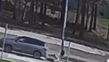  Автомобиль наехал на женщину в Саянске