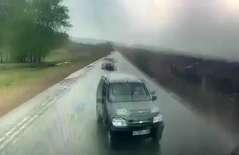  Под Уфой бензовоз выехал на встречную полосу и врезался в автомобиль &laquo;Шевроле Нива&raquo;